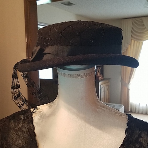 Vtg. ladies black hat. - Picture 2 of 2